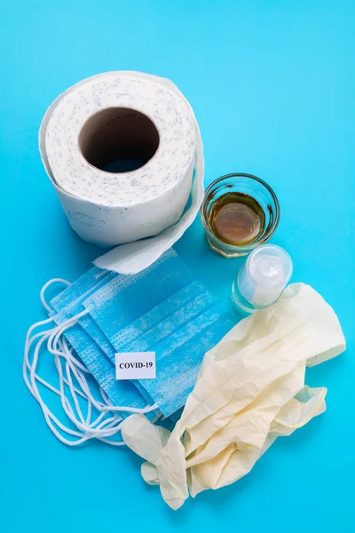 Gezichtsmasker Handschoenen Glas Toiletpapier Blauwe Achtergrond — Stockfoto