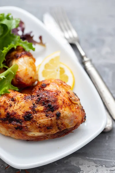 Pollo Parrilla Con Limón Ensalada Plato Blanco — Foto de Stock