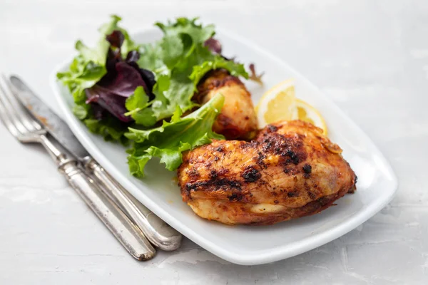 Frango Grelhado Com Limão Salada Prato Branco — Fotografia de Stock