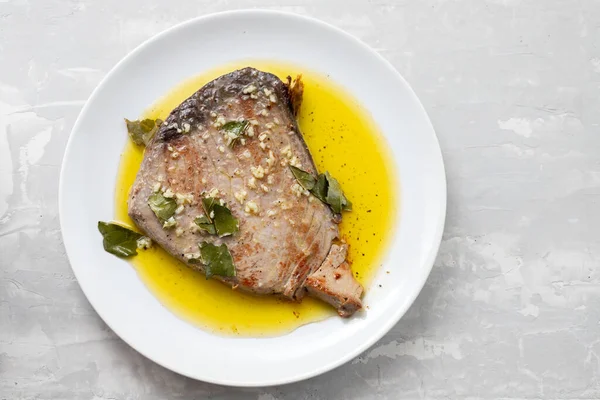 Gebratener Thunfisch Mit Knoblauch Lorbeerblatt Und Olivenöl Auf Weißem Teller — Stockfoto