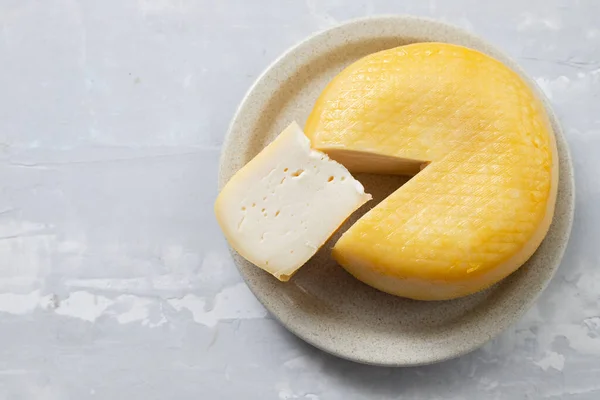 Круглый Сыр Блюде Керамическом Фоне — стоковое фото
