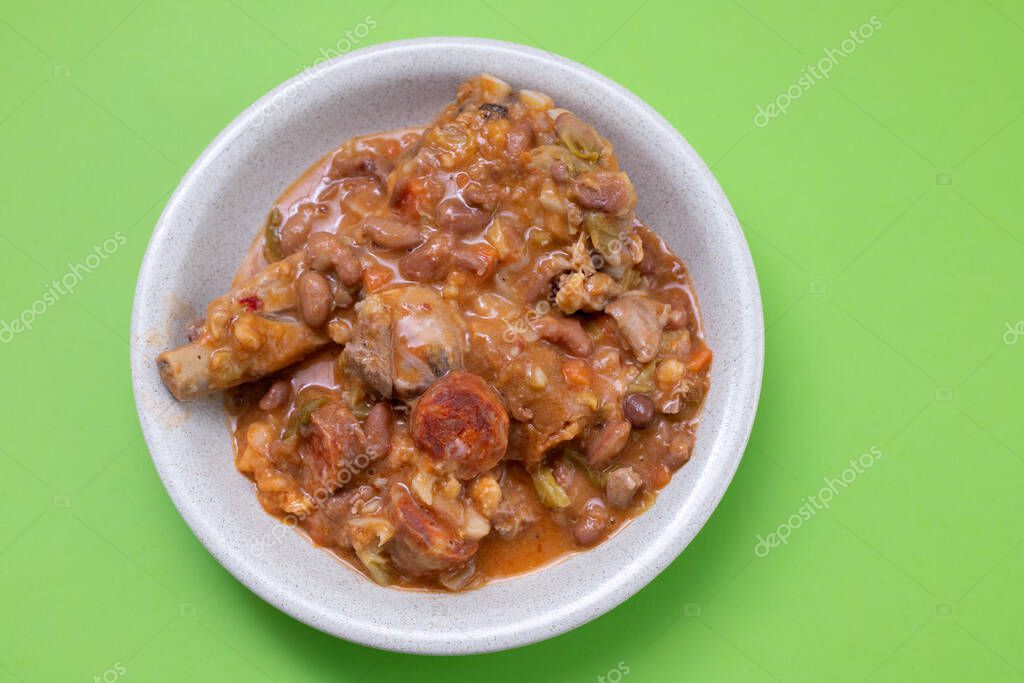 frijoles típicos portugueses con col y carne ahumada en el plato 2024