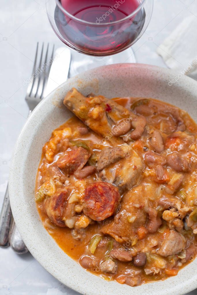 frijoles típicos portugueses con col y carne ahumada en el plato 2022