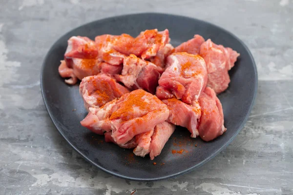 Gemarineerd Vlees Zwarte Schaal Keramische Achtergrond — Stockfoto