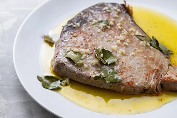 Gebratener Thunfisch Mit Knoblauch Lorbeerblatt Und Olivenöl Auf Weißem Teller — Stockfoto