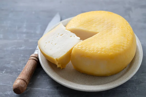 Queso Plato Pequeño Sobre Fondo Cerámico — Foto de Stock