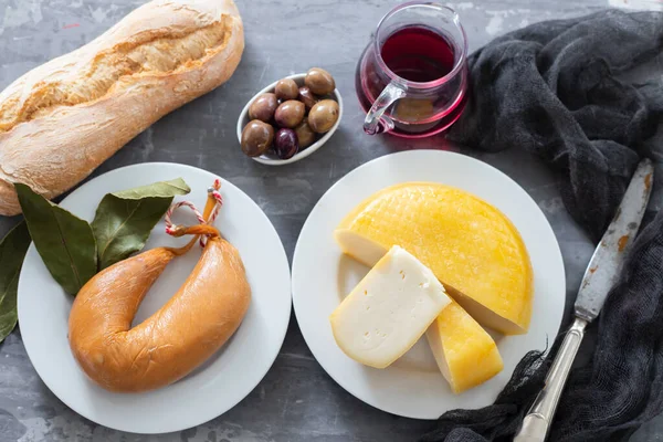 Formaggio Piatto Bianco Olive Pane Coltello Fondo Ceramico — Foto Stock