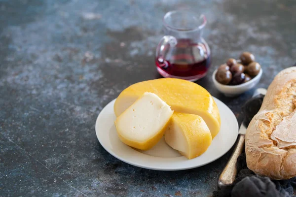 Formaggio Piatto Bianco Olive Pane Coltello Fondo Ceramico — Foto Stock