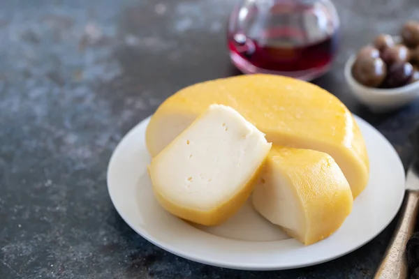 Queso Plato Blanco Aceitunas Tazón Pequeño Sobre Fondo Oscuro — Foto de Stock