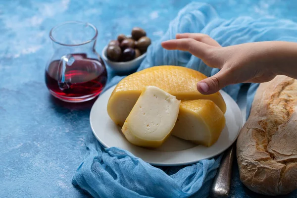 Formaggio Piatto Bianco Vino Rosso Pane Olive Ciotola Fondo Blu — Foto Stock