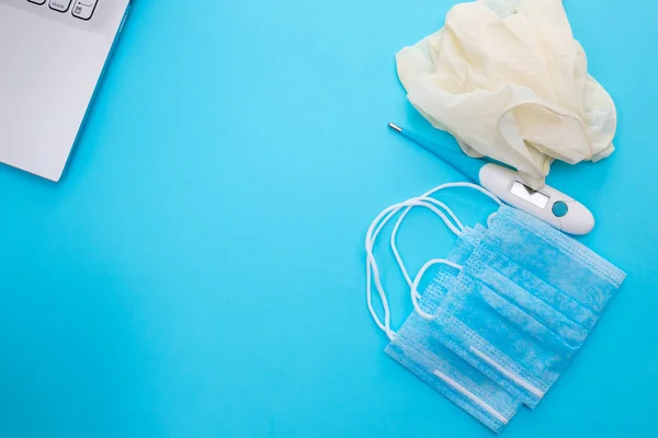 Medisch Masker Handschoenen Notitieboekje Blauwe Achtergrond — Stockfoto