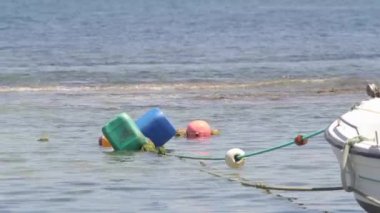 Lizbon, Portekiz 'de deniz kıyısında yüzen teknenin yakın çekim görüntüleri.