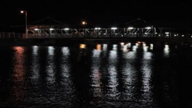 Lizbon, Portekiz 'de deniz kıyısında yüzen teknenin yakın çekim görüntüleri.