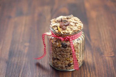 Müsli seramik arka planda cam kavanozda