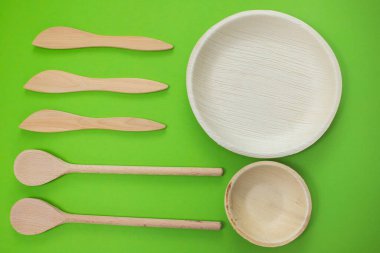 Çevre dostu farklı aletler yeşil arkaplan