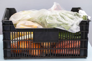 Sebze ve meyveli plastik kutu.