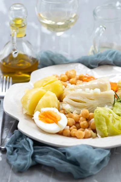 Gotowane Ryby Dorsza Gotowanymi Warzywami Jajkiem Białym Naczyniu Oraz Kieliszek — Zdjęcie stockowe