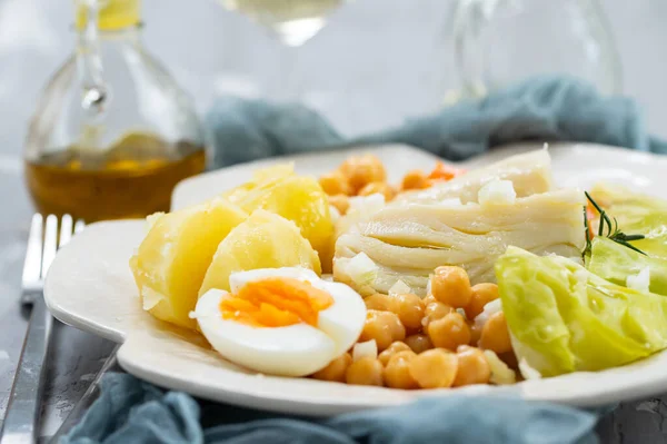 Peixe Bacalhau Fervido Com Verduras Fervidas Ovo Prato Branco Copo — Fotografia de Stock