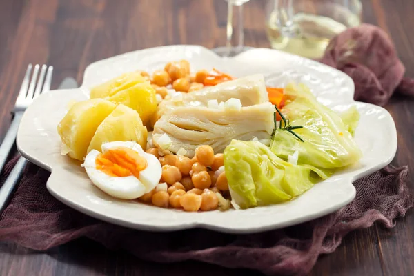 Peixe Bacalhau Fervido Com Verduras Fervidas Ovo Prato Branco Copo — Fotografia de Stock