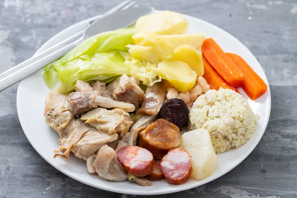 Τυπικό Χοιρινό Βραστό Κρέας Καπνιστά Λουκάνικα Λαχανικά Και Ρύζι Λευκό — Φωτογραφία Αρχείου