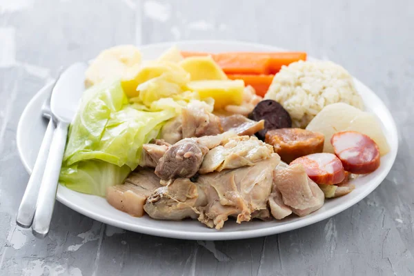 Prato Típico Português Carne Cozida Salsichas Defumadas Legumes Arroz Prato — Fotografia de Stock