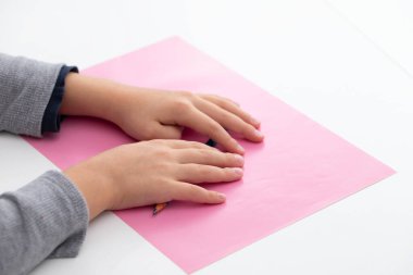 Çocuk Anneler Günü tebrik kartı yapmış. Diy. Makasla ve pembe kağıtla yapılmış bir el işi. 5 adımdan 1 'i..