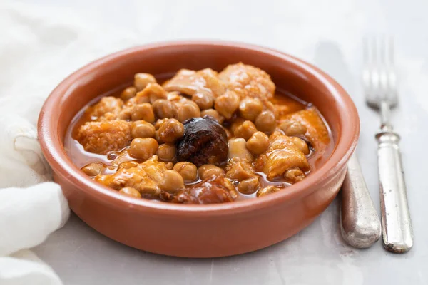 在陶瓷碗里放些西班牙菜 炖牛肉和鹰嘴豆 莫希利亚和Chorizo — 图库照片