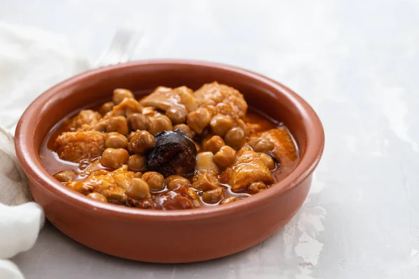 Spaanse Schotel Callos Rundvlees Stoofpot Met Kikkererwten Morcilla Chorizo Keramische — Stockfoto