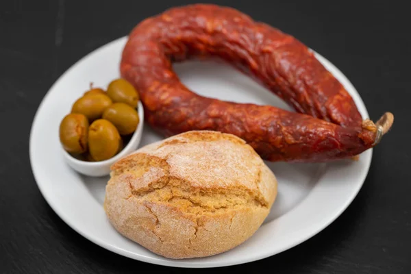 Salchichas Ahumadas Portuguesas Aceitunas Broa Pan Maíz Sobre Fondo Cerámico — Foto de Stock