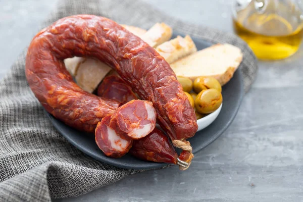 Portugiesische Räucherwurst Oliven Und Maisbrot Auf Keramischem Hintergrund — Stockfoto