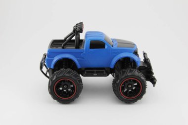 beyaz arkaplanda oyuncak araba