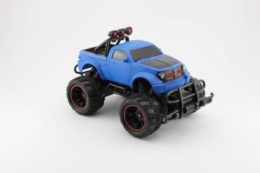 beyaz arkaplanda oyuncak araba