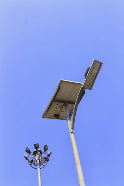 Painel solar e lâmpada de rua LED — Fotografia de Stock
