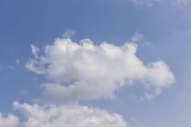 mavi gökyüzünde bulut