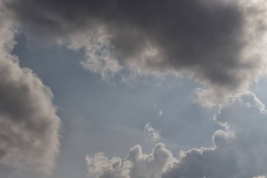 mavi gökyüzünde bulut