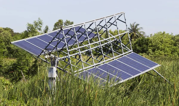 Pannello solare cellulare in area verde della pianta — Foto Stock