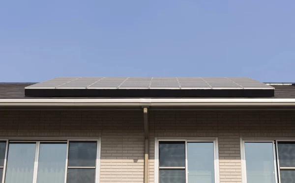 지붕 집에 태양 전지 패널 — 스톡 사진