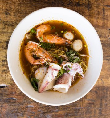 Deniz ürünleri erişte ve beyaz bir kase