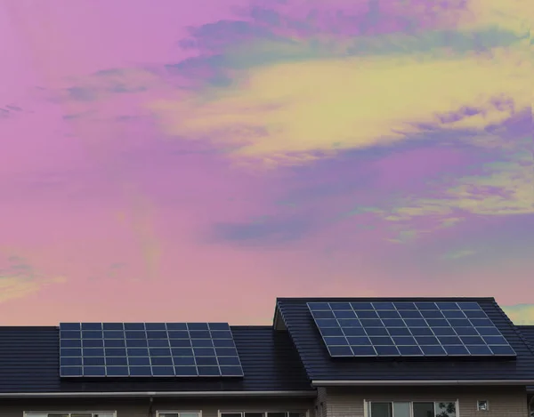집 지붕에 있는 태양 전 지판 — 스톡 사진