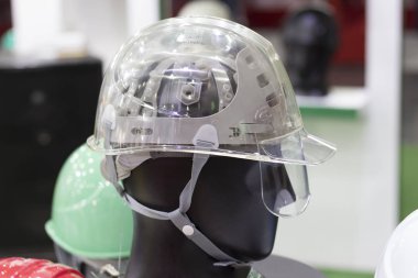 Turkuaz güvenlik kask bir raf; Baret çalışma