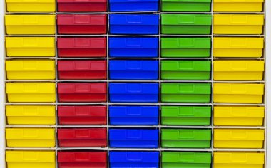 Renkli plastik çekmece atölyede parçaları tutmak