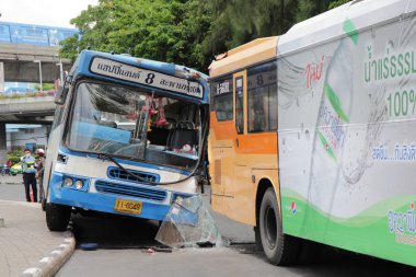 Zafer Anıtı Bangkok Tayland diğer otobüs Otobüs No.8 kaza vurmak