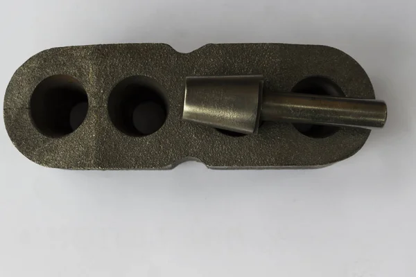 Dimension der Lochinspektion eines Eisengussteils durch Steckknebel — Stockfoto