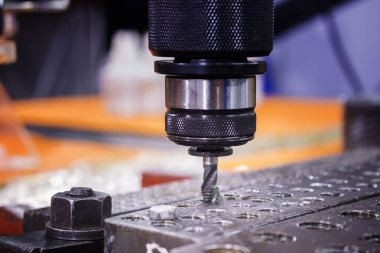 Çelik levha bir deliğe dokunarak iğ aracında dokunarak