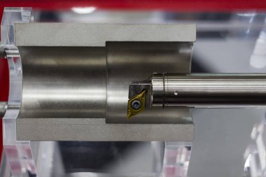 Çelik iş parçası bir fikstür içinde delik göstermek nasıl b kesmek için