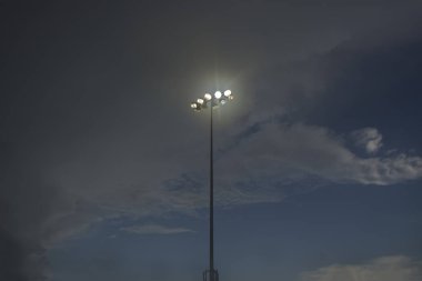 spot ışık kutup mavi gökyüzü karşı ;