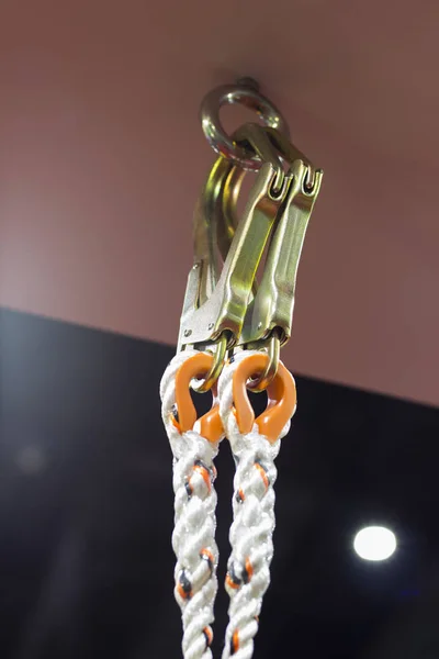 Karabijnhaak voor klimmen harness — Stockfoto
