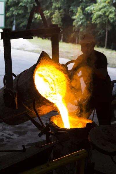 Ciekłego żelaza wlewa się do kadzi roztopionego metalu — Zdjęcie stockowe