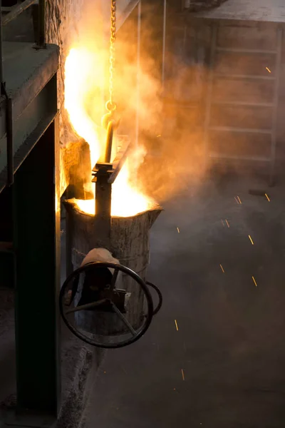 Geschmolzenes Eisen geschmolzenes Metall in Schöpfkelle gegossen — Stockfoto