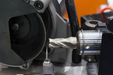 kesici alet bileme işlemi makine içinde 